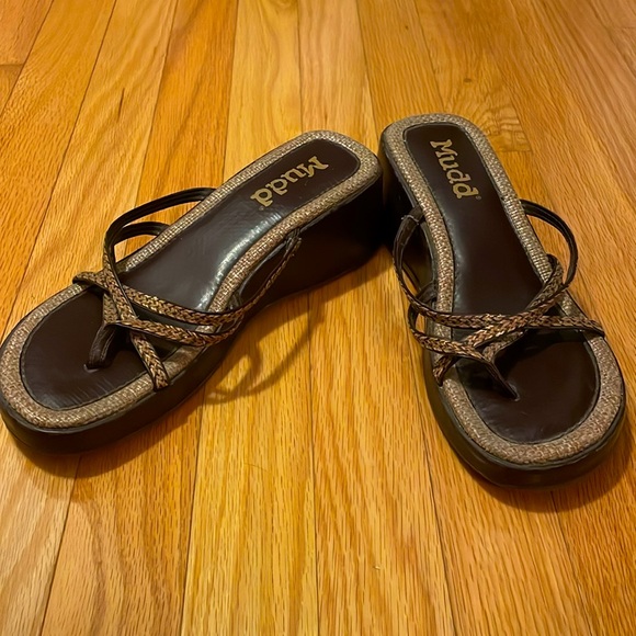 Mudd Wedge Thong Sandals with Multiple Shades of Brown - Picture 2 of 3